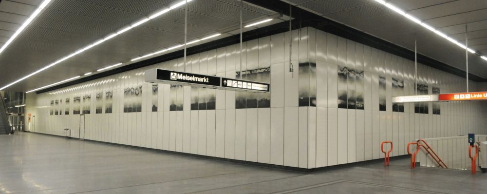 transfer (since 2010), a design for the subway line 3 at Johnstrasse station (intermediate story) in Vienna/Austria, 43 enaml panels (total length ca. 36 m, height 1,50 m)