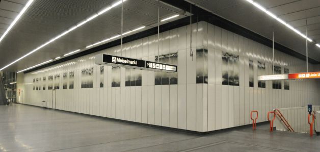 transfer (2008-2010), a design for the subway line 3 at Johnstrasse station (intermediate story) in Vienna/Austria, 43 enaml panels (total length ca. 36 m, height 1,50 m)