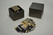 Kurofuda (2013), 48 Spielkarten je ca. 6,5 x 46 cm, zweifarbiger Siebdruck auf Karton, in einem Würfel bezogen mit Holzdrucken